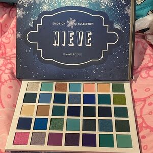 NIEVE Eyeshadow Palette - Multi-Color Matte & Shimmer Shades
